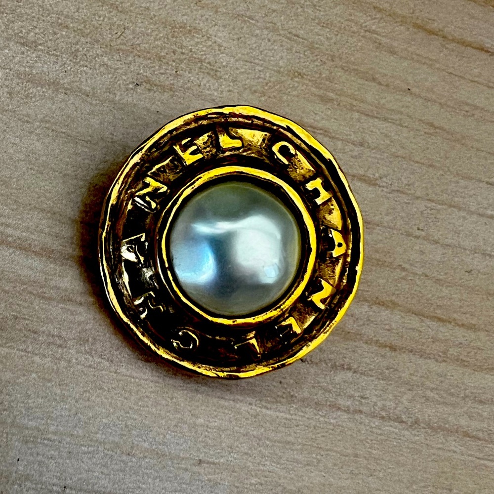 CHANEL single earring